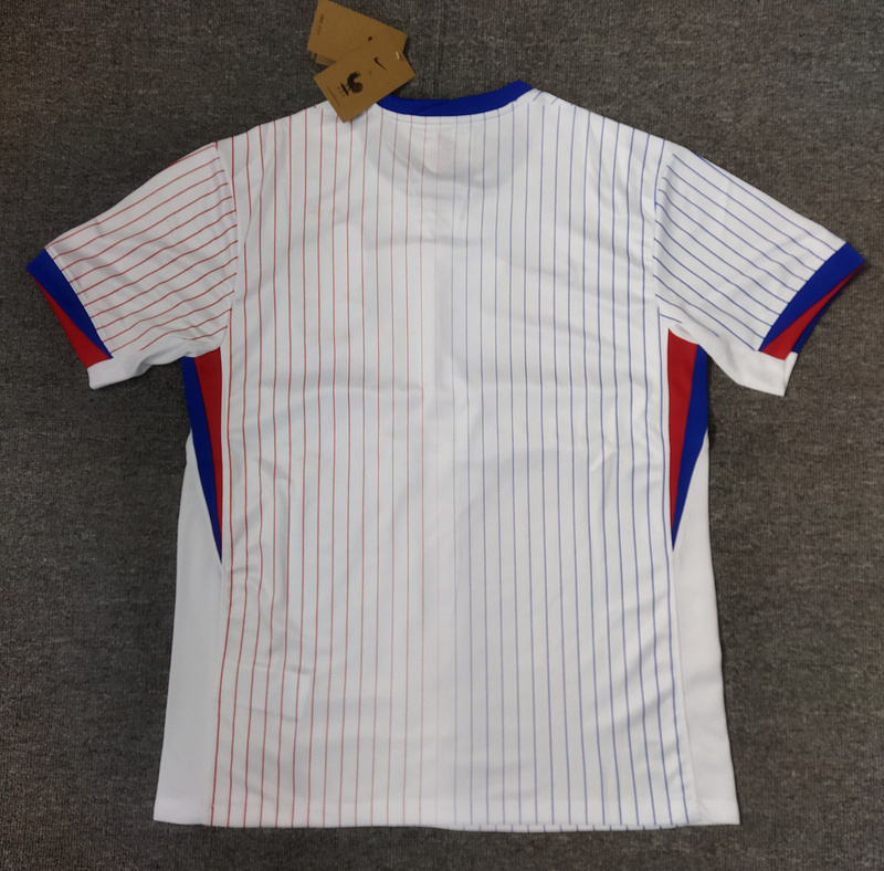 24 France Away